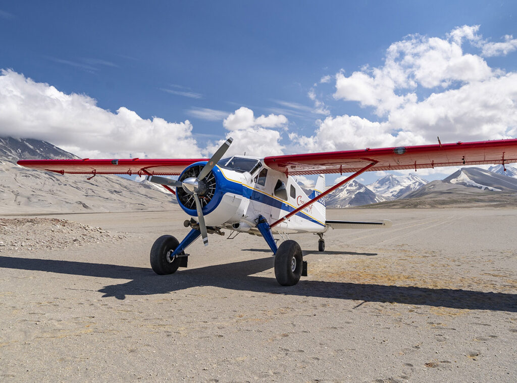 bush plane de Havilland Canada DHC-2 Beaver on wheels in wild Alaska
